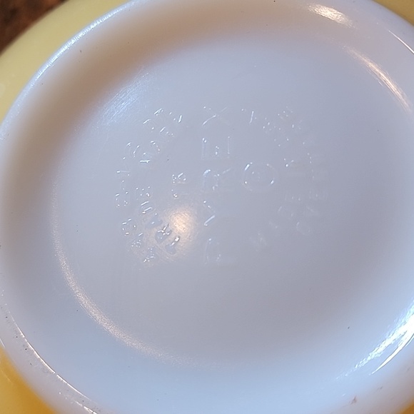 Vintage Pyrex Yellow 443 Cinderella Bowl - Picture 8 of 8